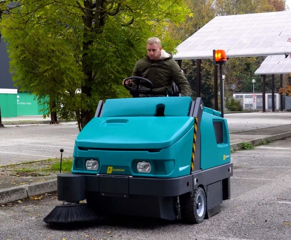 Spazzatrice industriale Magnum per la pulizia di piazzali e parcheggi 