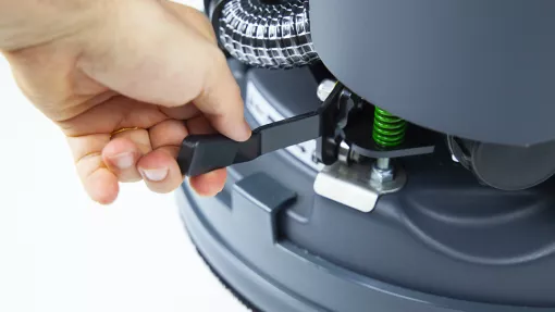Dispositivo per l’aggancio e lo sgancio automatico della spazzola