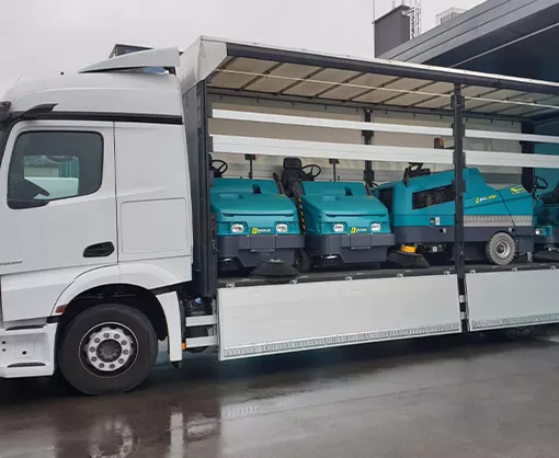 Camion che trasporta spazzatrici Eureka
