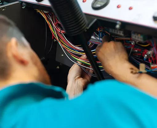 Operaio impegnato nel montaggio di una macchina Eureka