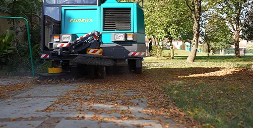 Balayeuse pour le ramassage des feuilles sèches 